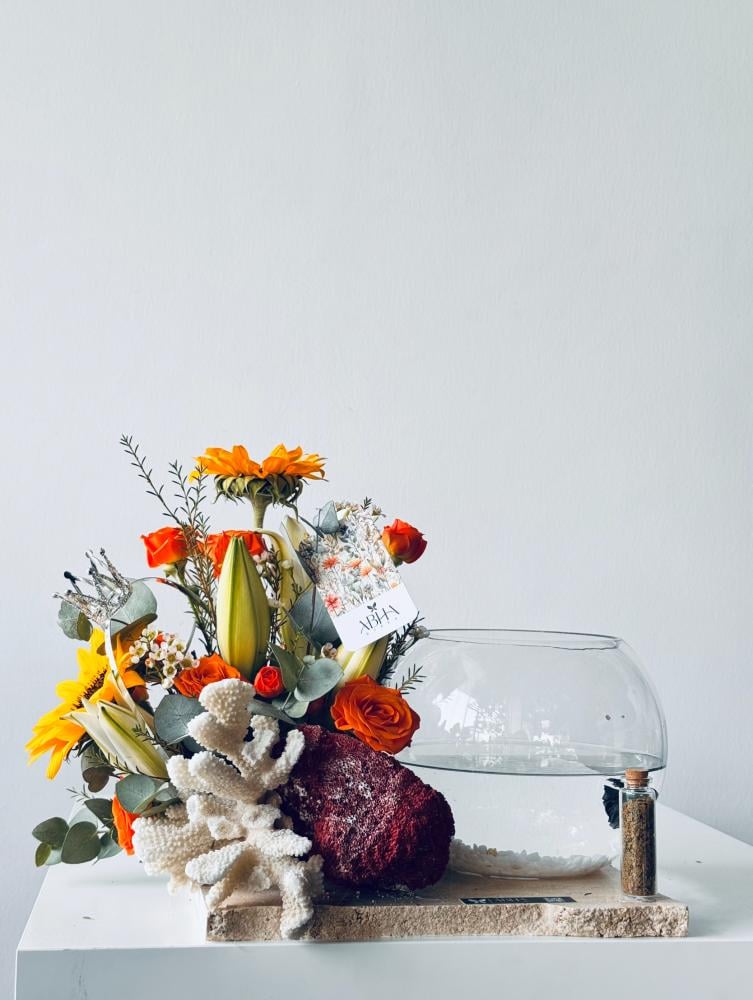 Vase flowers & fish