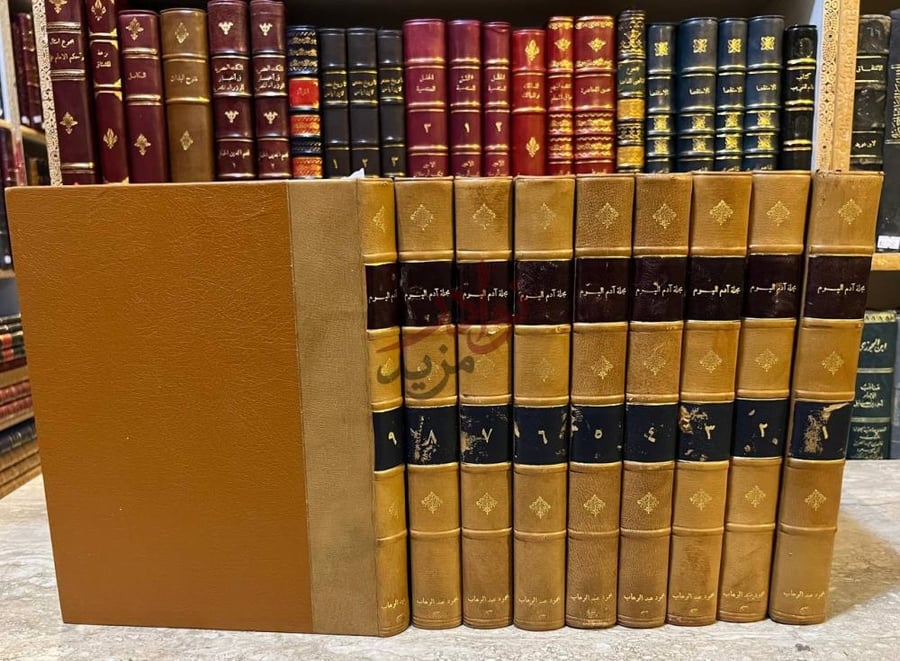 صورة كتاب مجلة ادم اليوم صورة لرف كتب يعرض