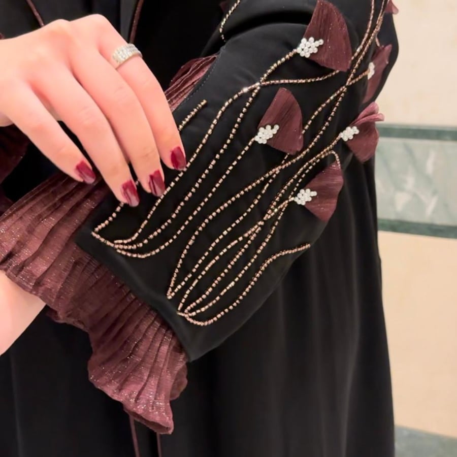 عباية مشغوله بالشك في الاكمام مع بليسيه في الجوانب والاكمام