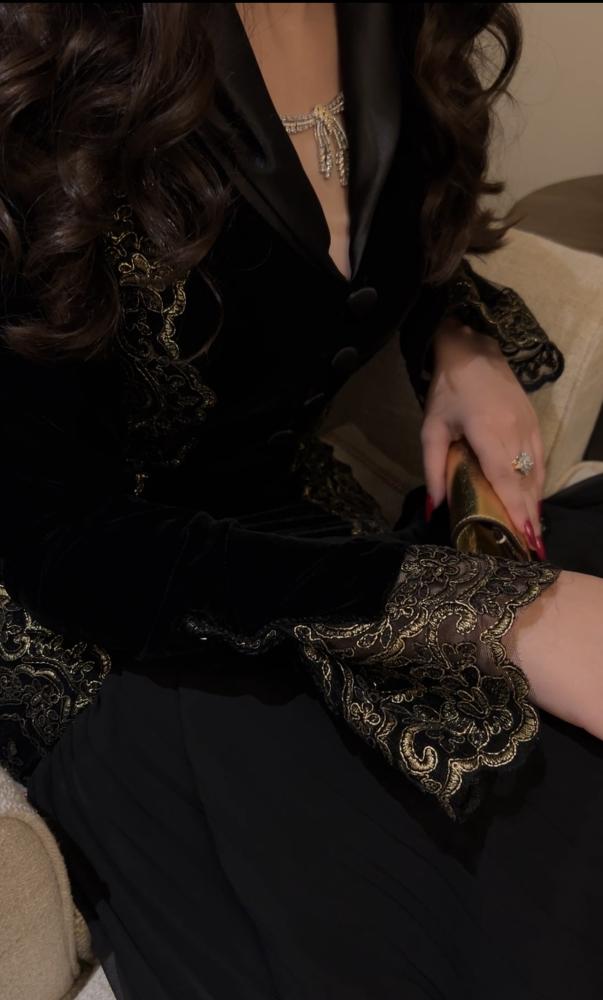 فستان من المخمل الفاخر و دانتيل فرنسي  مُطعّم بالخيوط الذهبية مدة التنفيذ من 3 ايام الى  اسبوع عمل