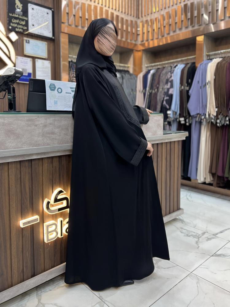 B361 عبايه فيدال قصه كلوش شغل ناعم اسود بقماش نواعم