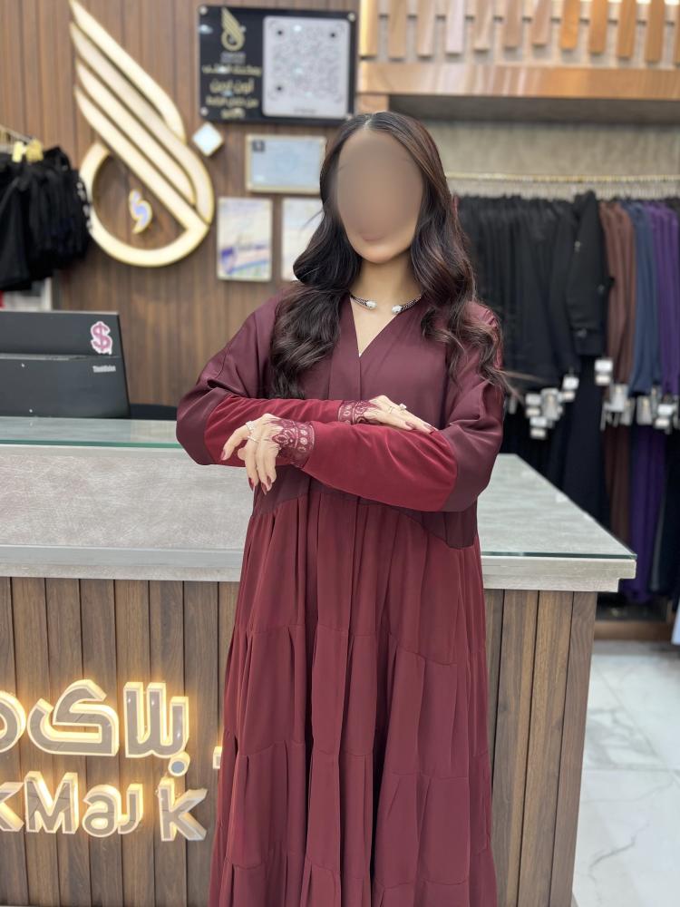 B409 عبايه جودي قصه دبل كلوش طبقات كسرات لون عنابي