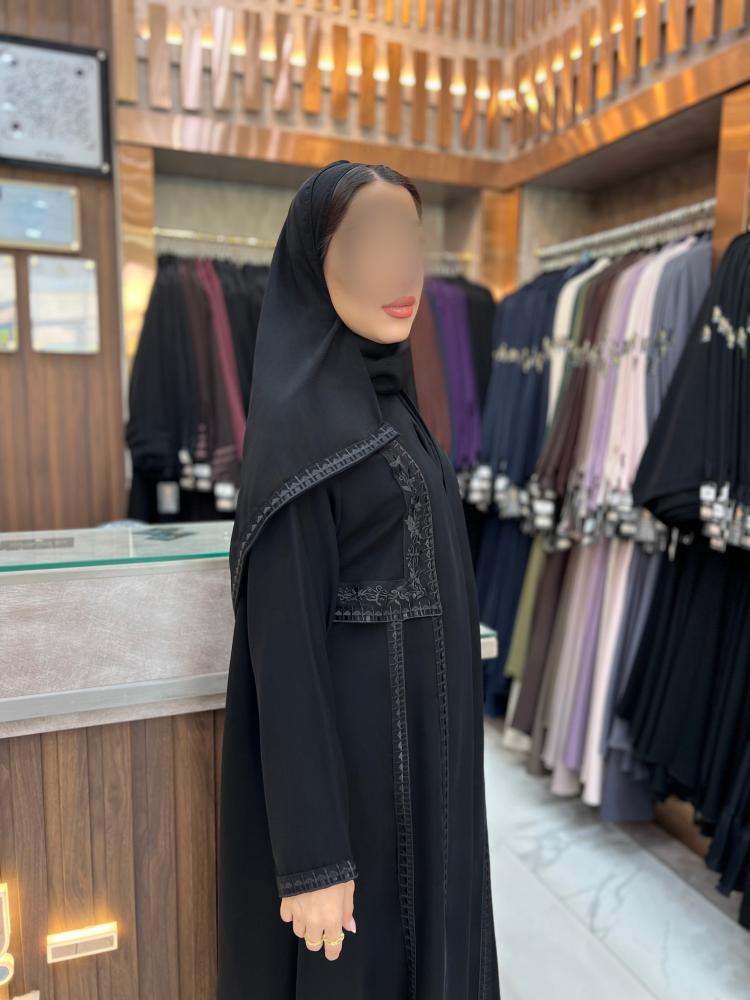 B453 عباية لمياء قصه نص كلوش قماش كريب ملكي بتطريز اسود