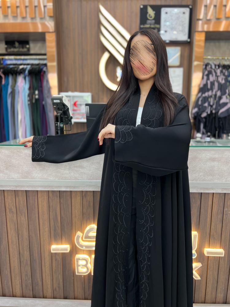 B252 عبايه رند 2 قصه دبل كلوش تطريز كرستال بقماش نواعم لون اسود
