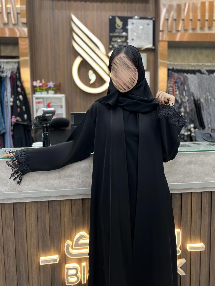 B364 عبايه تغريد قصه كلوش مع كلفه اسود بقماش نواعم