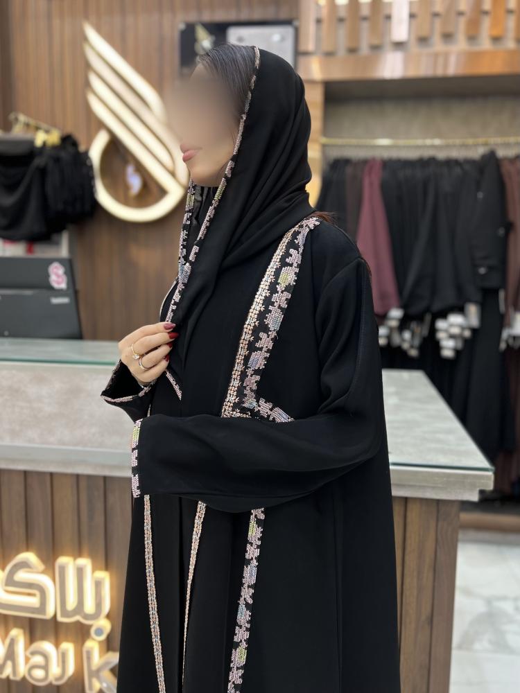 B413 عبايه فريده قصه نص كلوش تطريز ملون بقماش كريب صيفي كوري اسود