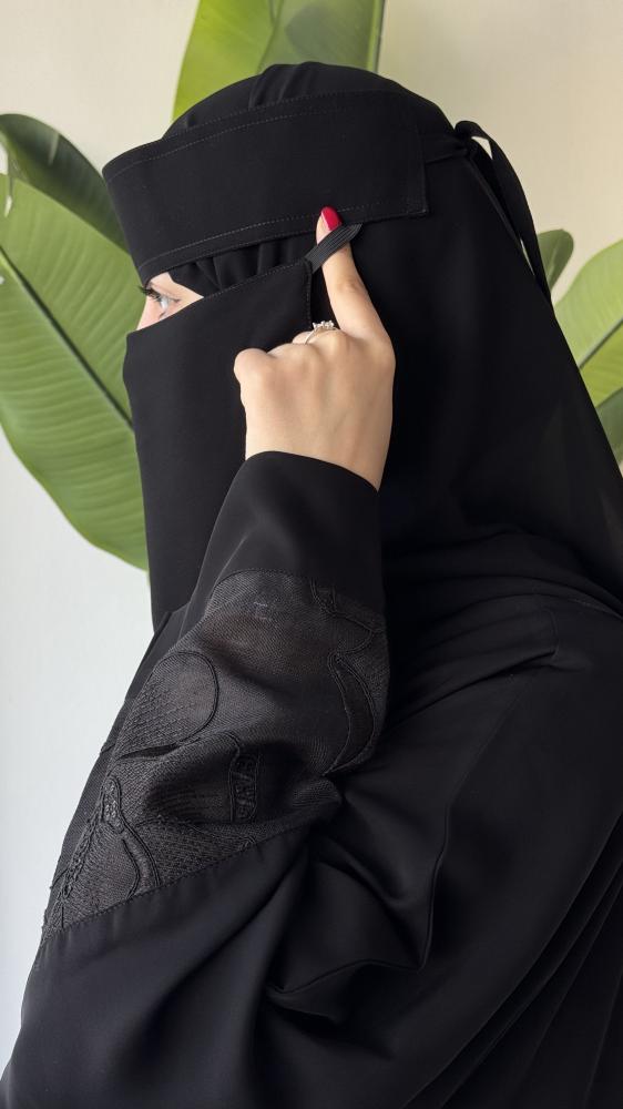 نقاب الرداء الأسود