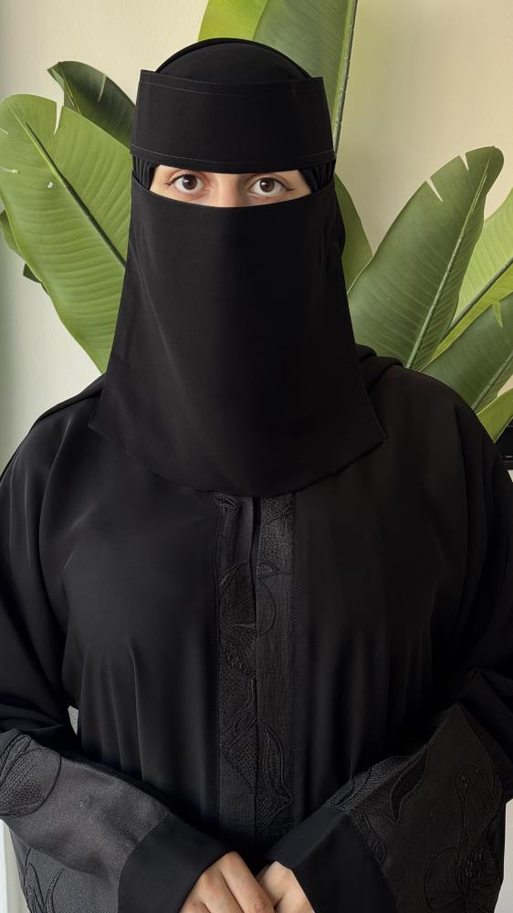 نقاب الرداء الأسود