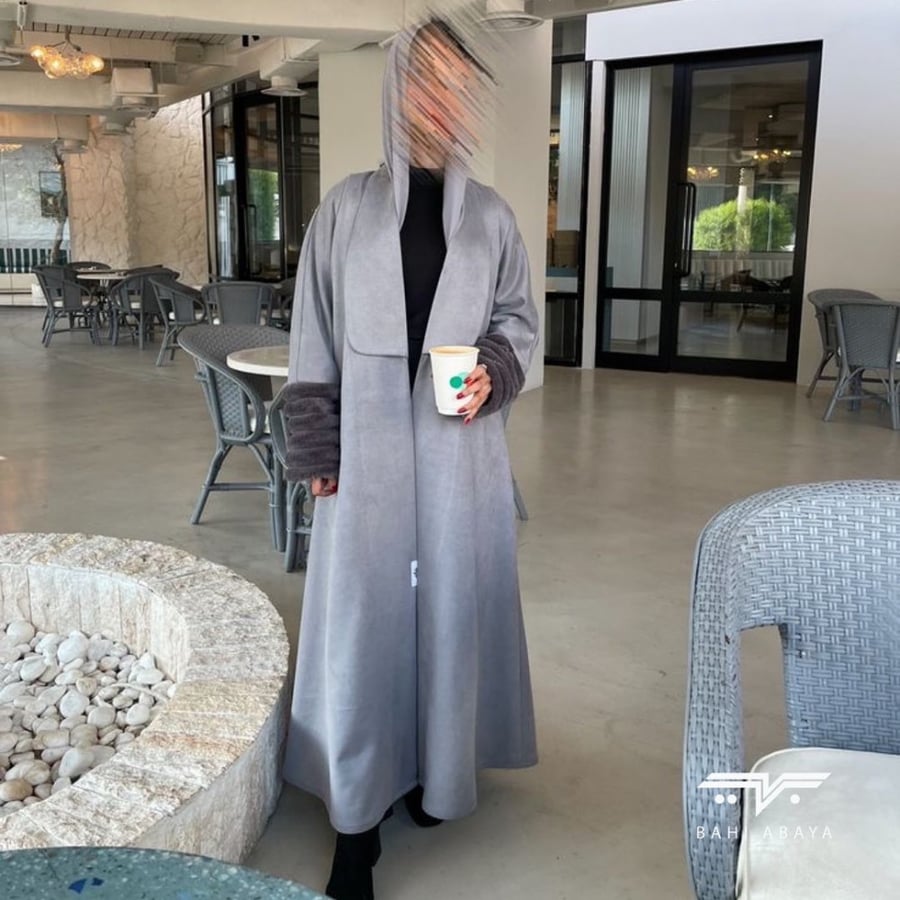 عبايات باللون الرمادي