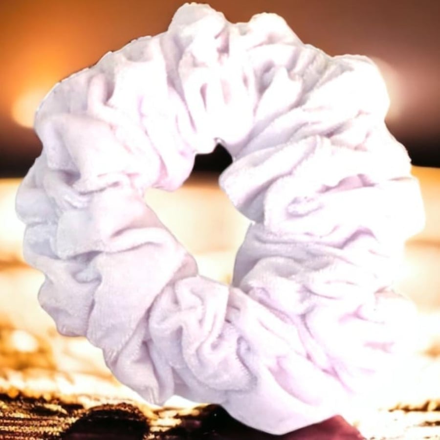 Random Color Hair Tie This stylish hair tie combines style and functionality, making it a statement piece.