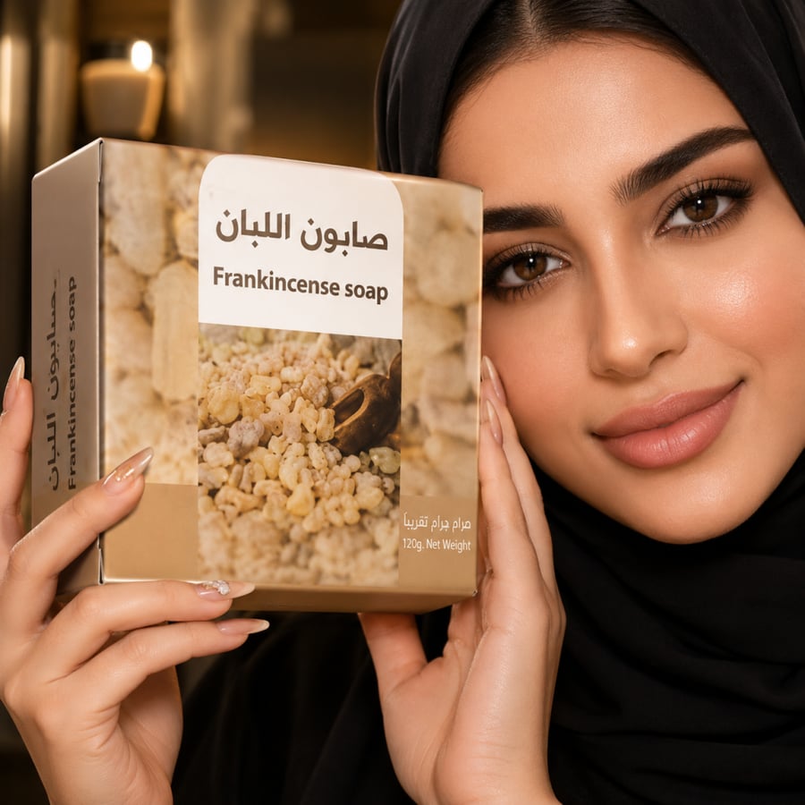 استمتعي بعناية طبيعية لبشرتك مع صابون اللبان الأصلي الغني بالمكونات الطبيعية المعروفة بخصائصها المنظفة والمنعمة للبشرة. يساعد على تنظيف البشرة بعمق وإزالة الشوائب مع ترك البشرة ناعمة ومنتعشة برائحة فاخرة ومميزة