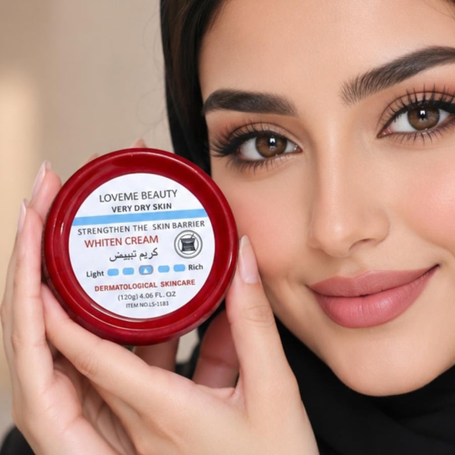 كريم تبيض LOVEME BEAUTY لتفتيح البشرة وترميم حاجزها – للبشرة الجافة جدًا امنحي بشرتك عناية مكثفة مع كريم LOVEME BEAUTY المصمم خصيصًا للبشرة الجافة جدًا. تركيبته الغنية تساعد على ترطيب البشرة بعمق، وتقوية حاجزها الطبيعي، مع منحها مظهرًا أكثر إشراقًا وتوحيد