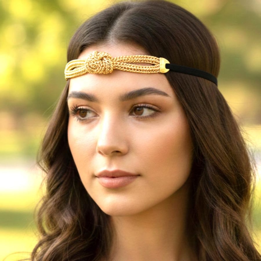 Gold forehead chain. The head chain features an elegant design. Complete your modern elegance for any occasion with these designs.