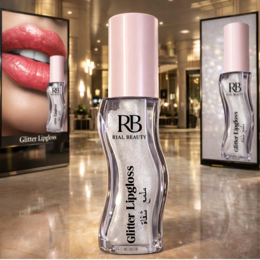 ليب جلوس لامع من RB RIAL BEAUTY يمنح شفتيك لمعاناً ساحراً ولمسة أنثوية جذابة. تركيبته الناعمة تنساب بسلاسة على الشفاه لتعطي مظهراً ممتلئاً وبريقاً جذاباً يدوم طويلاً. يحتوي على لمعة جليتر ناعمة تعكس الضوء لتبرز جمال شفتيك بإطلالة أنيقة ومميزة.