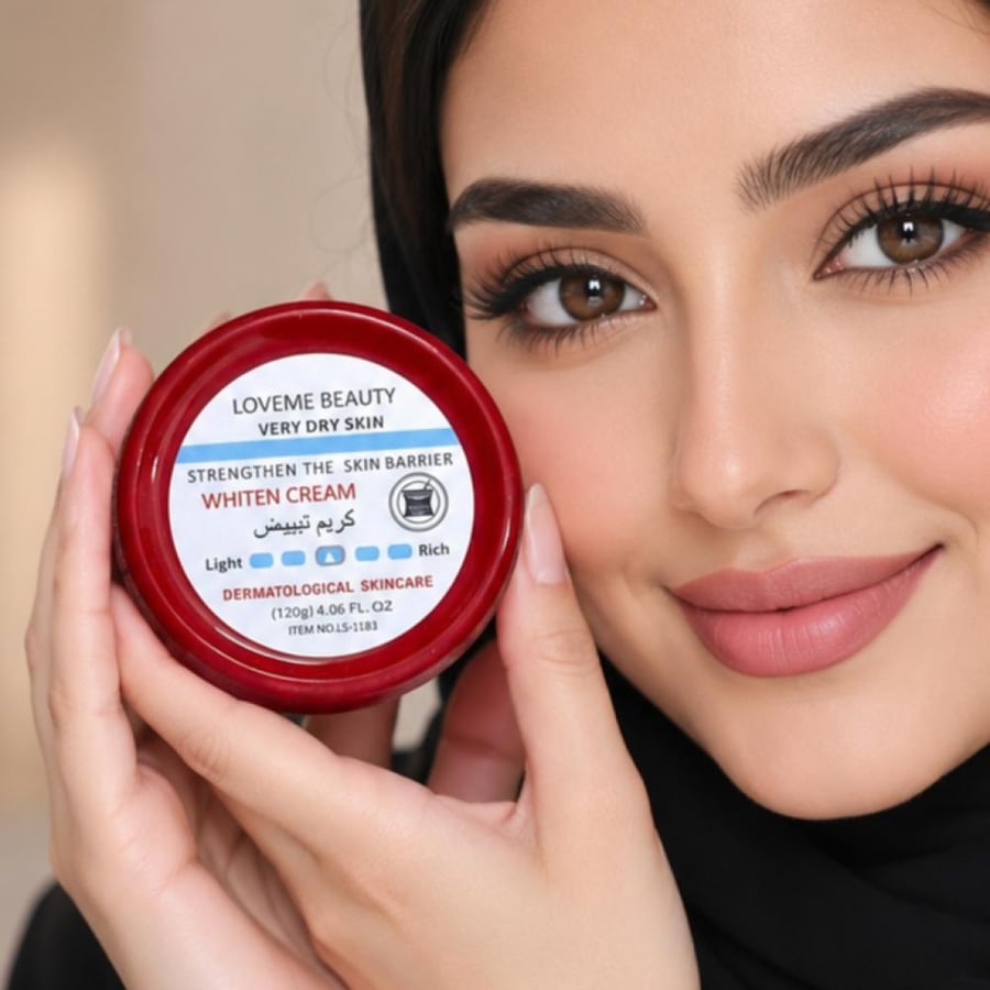 كريم تبيض LOVEME BEAUTY لتفتيح البشرة وترميم حاجزها – للبشرة الجافة جدًا امنحي بشرتك عناية مكثفة مع كريم LOVEME BEAUTY المصمم خصيصًا للبشرة الجافة جدًا. تركيبته الغنية تساعد على ترطيب البشرة بعمق، وتقوية حاجزها الطبيعي، مع منحها مظهرًا أكثر إشراقًا وتوحيد