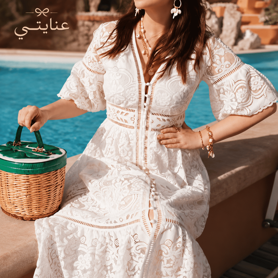 فستان نسائي مجوف من الدانتيل للعطلات، فستان لطيف على شكل حرف A، رقبة على شكل حرف V، صدر واحد، زر أمامي، تفاصيل خصر مكشكشة. فستان شاطئ مسامي مصنوع للمناسبات الصيفية الرومانسية، والأناقة الكاجوال باللون الأبيض