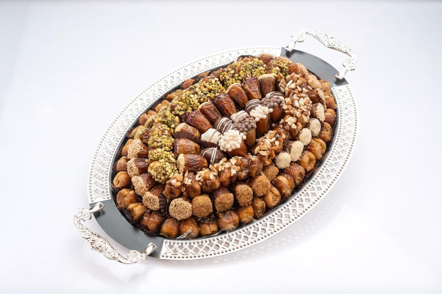صحن ضيافه لون فضي اسود تمر محشي مشكل الوزن ٢ كيلو