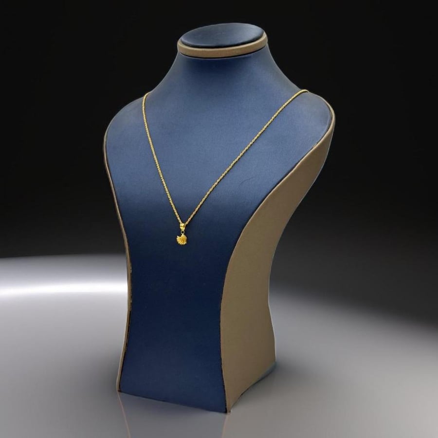 عقد ذهب عيار 18