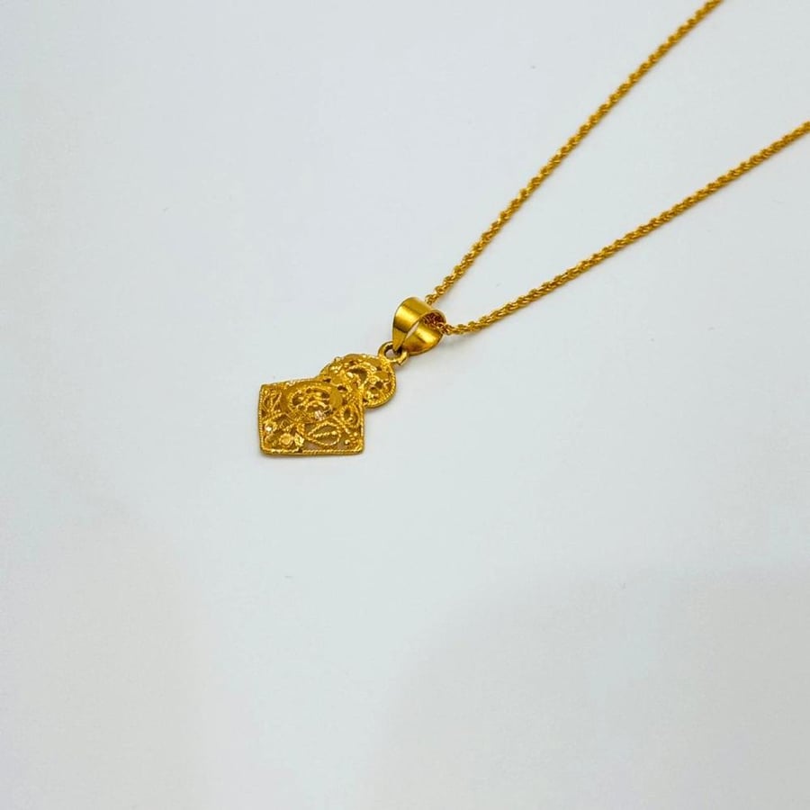 عقد ذهب عيار 21