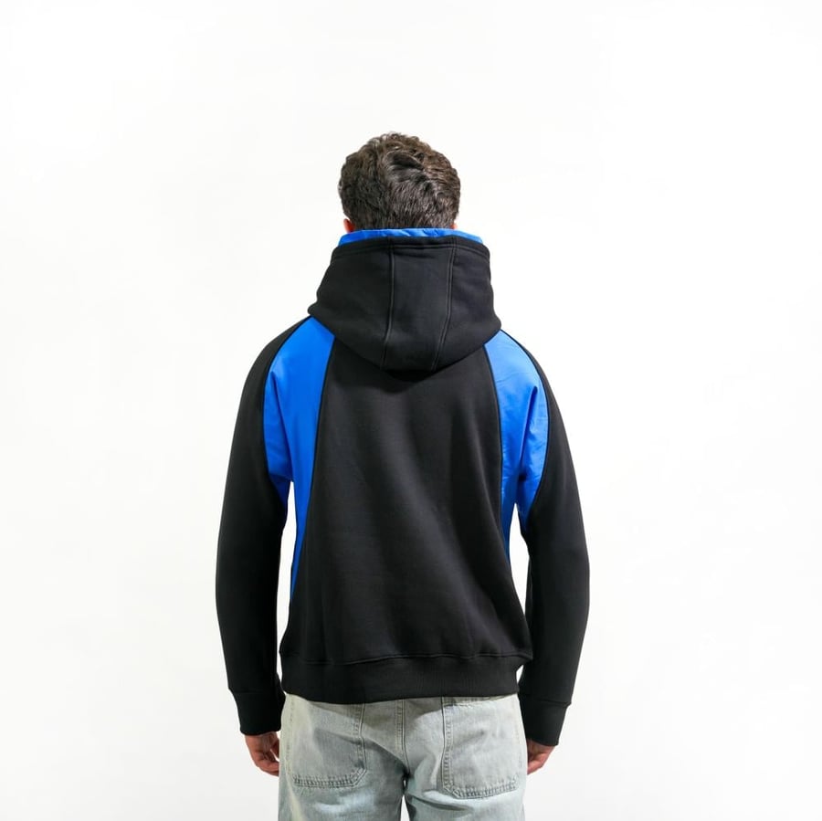 Elegant hoodie with colored sides and finger design - black