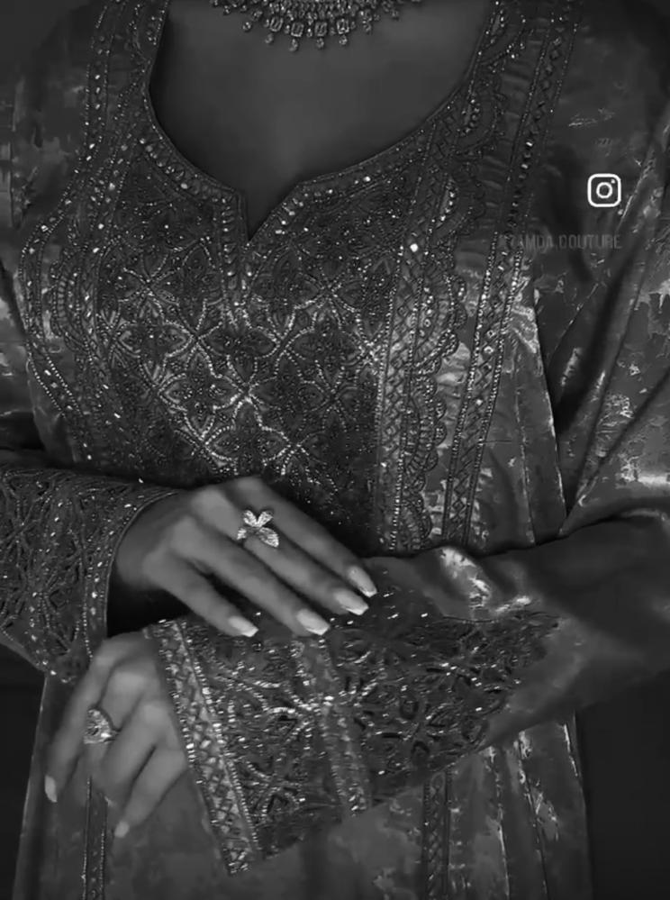 قماش فخم مع فصوص جوده عاليه لون رصاصي