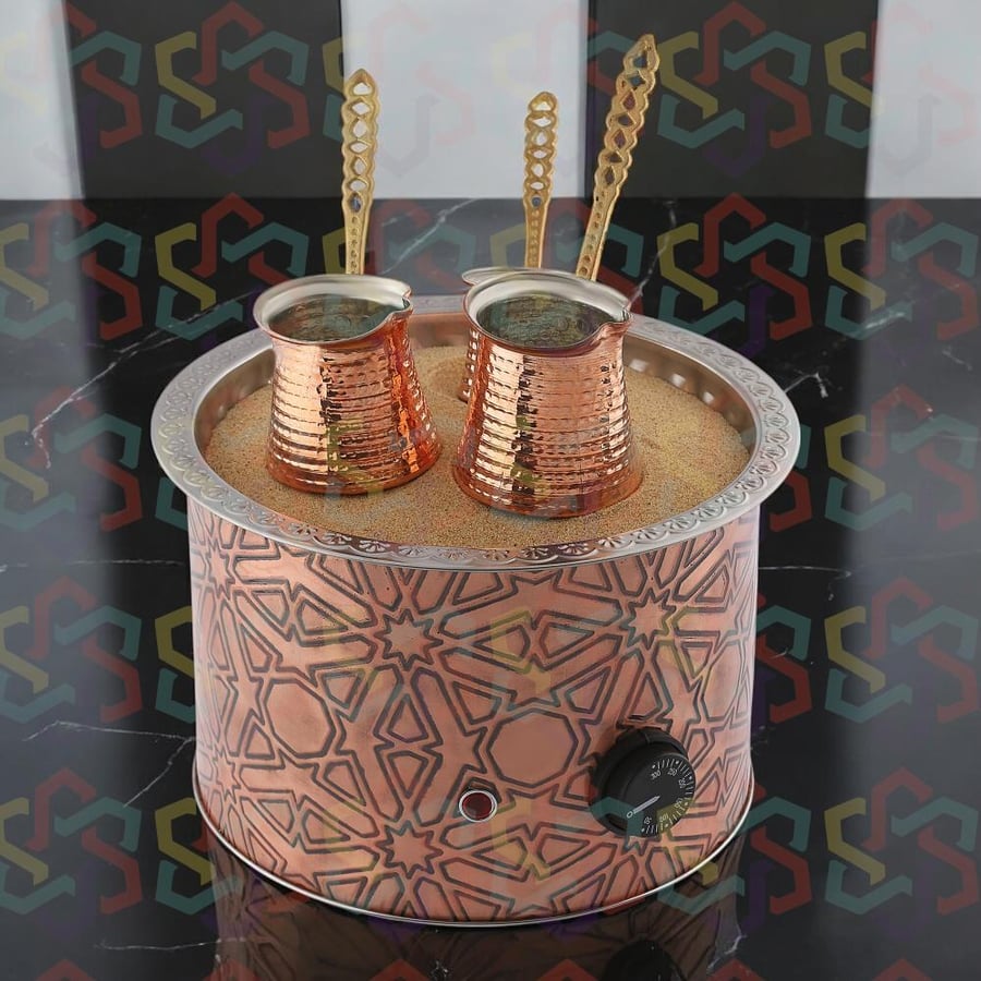 رمالة قهوة ماكينة رمل كهربائية تركية رمالة بتصميم  هندسي قهوة على الرمل مع حقيبتين من الرمل، ومجموعة أواني قهوة نحاسية بثلاثة أحجام (جِذوة)