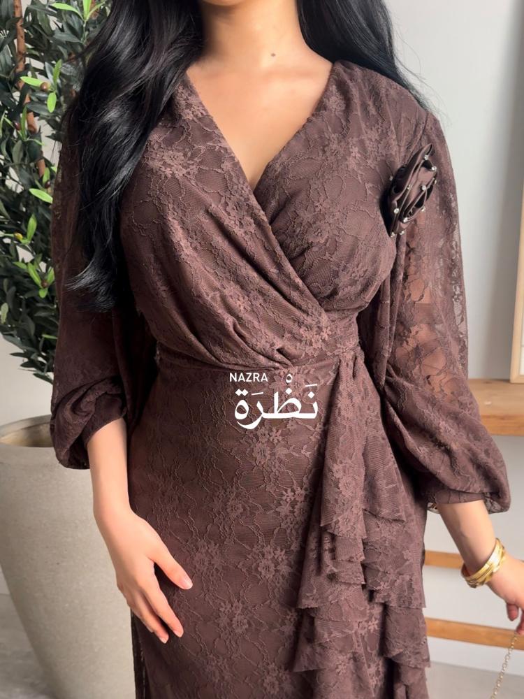 Dress with a distinctive design and a flower