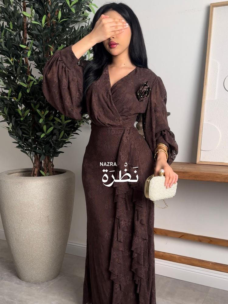Dress with a distinctive design and a flower