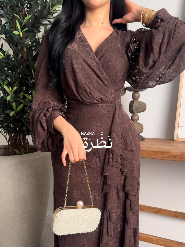 Dress with a distinctive design and a flower