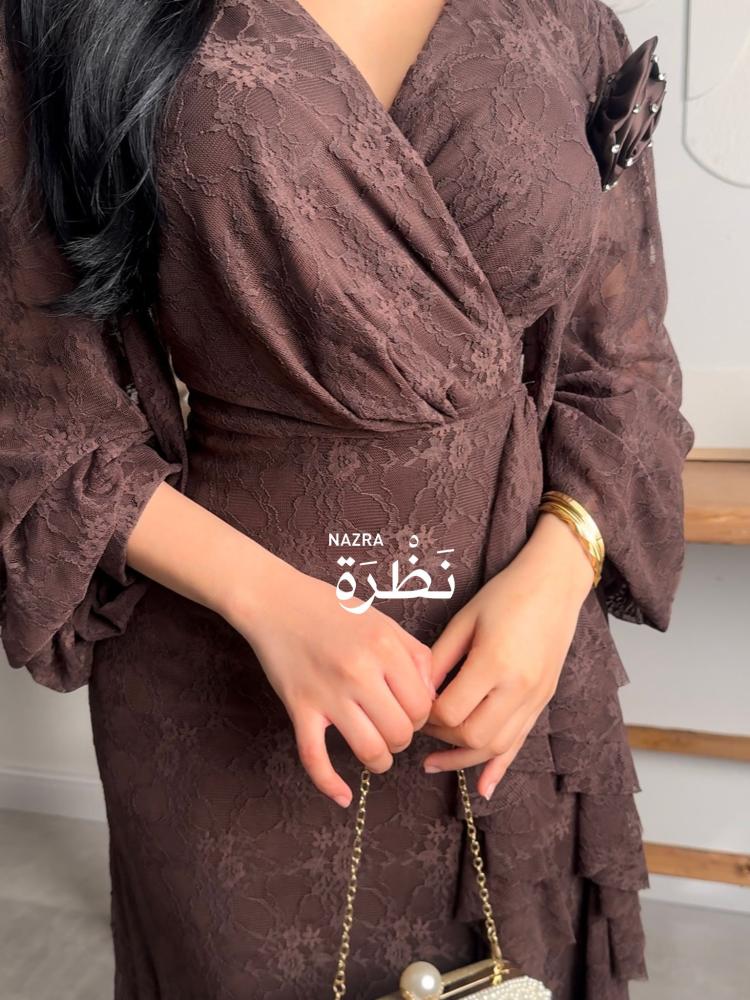 Dress with a distinctive design and a flower