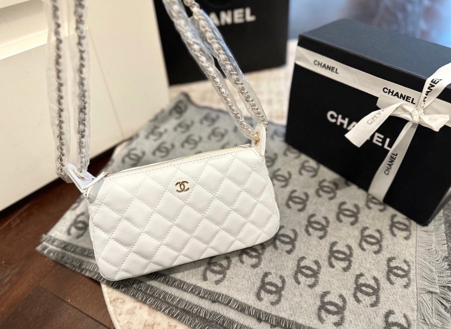 Caviar Quilted Purse With Chain Black