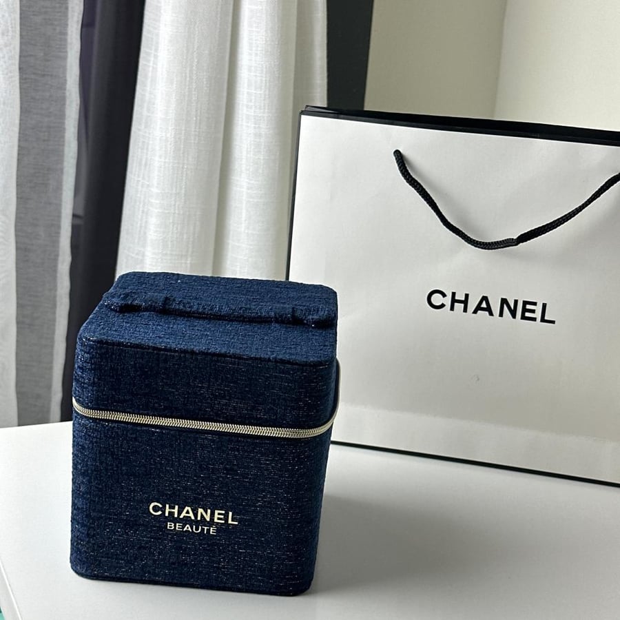 شنطة CHANEL  ( كحلي)  شامل البوكس