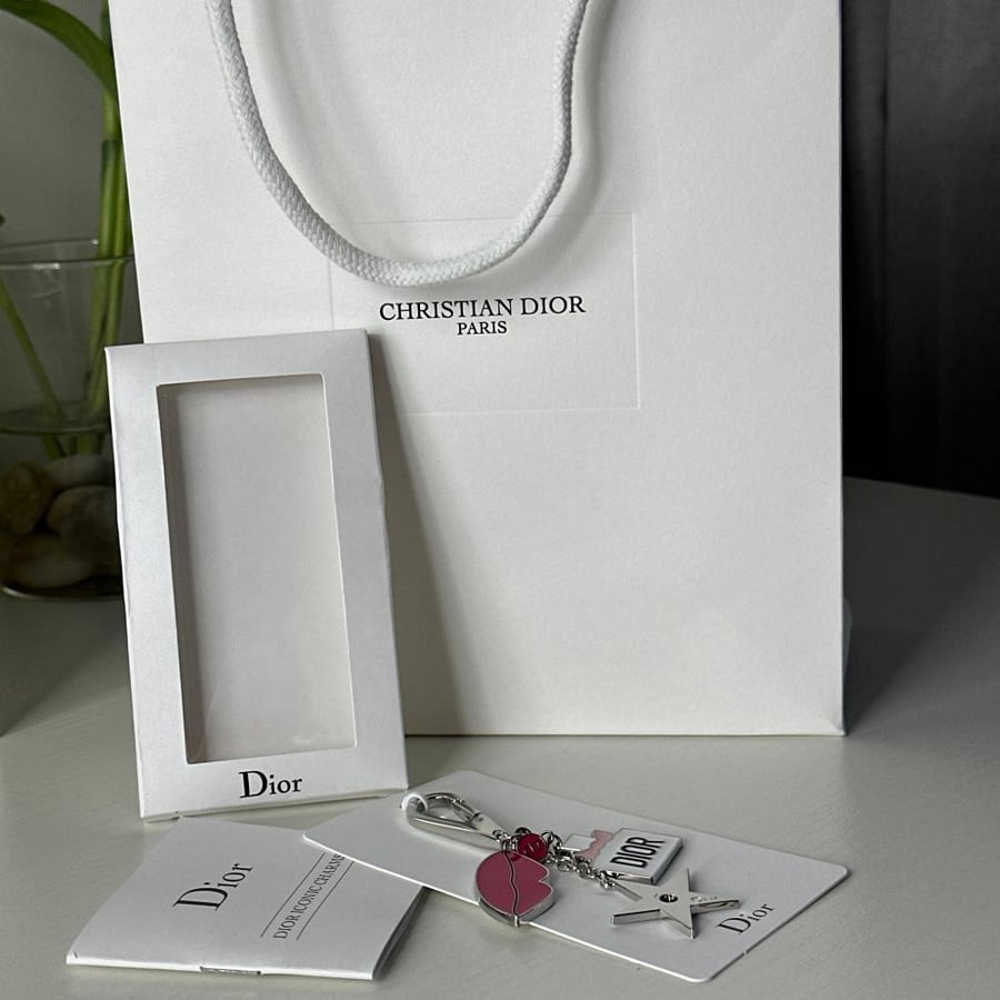 ميدالية Dior