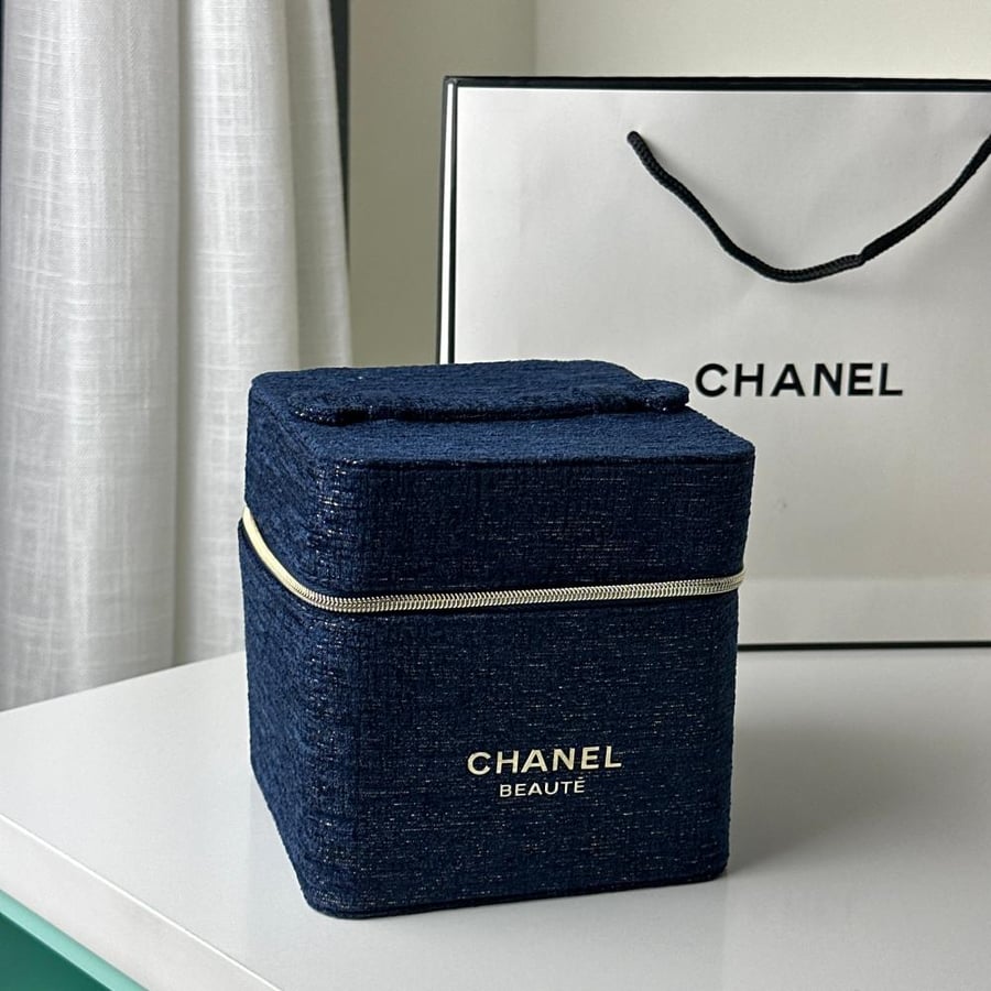 شنطة CHANEL  ( كحلي)  شامل البوكس