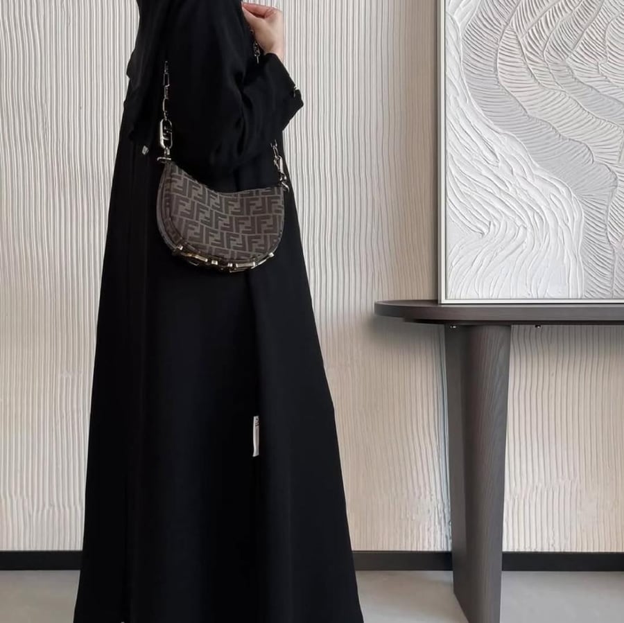 عبايات سوداء