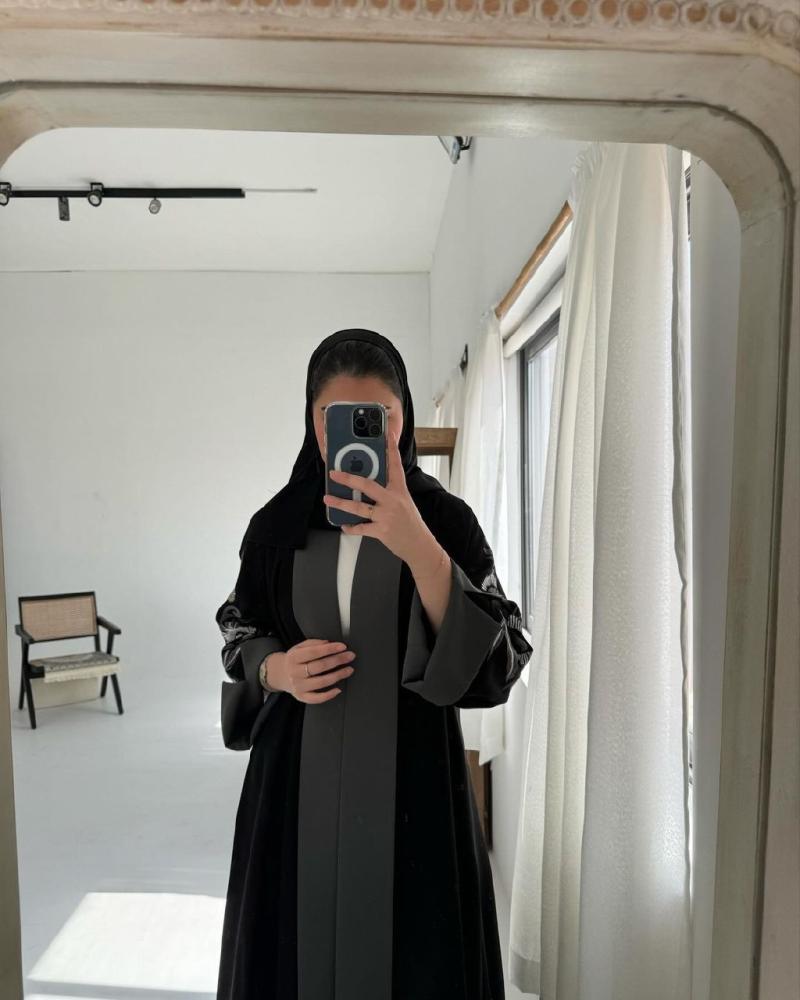 Abaya embroidery on the sleeves
