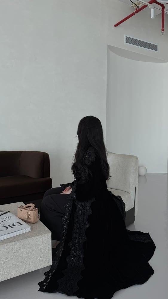 عباية  مخمل شتوي فاخر مزيّنة بالدانتيل