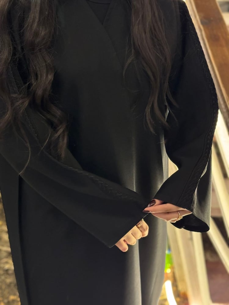 عباية ساده بتدخيلة على الكم