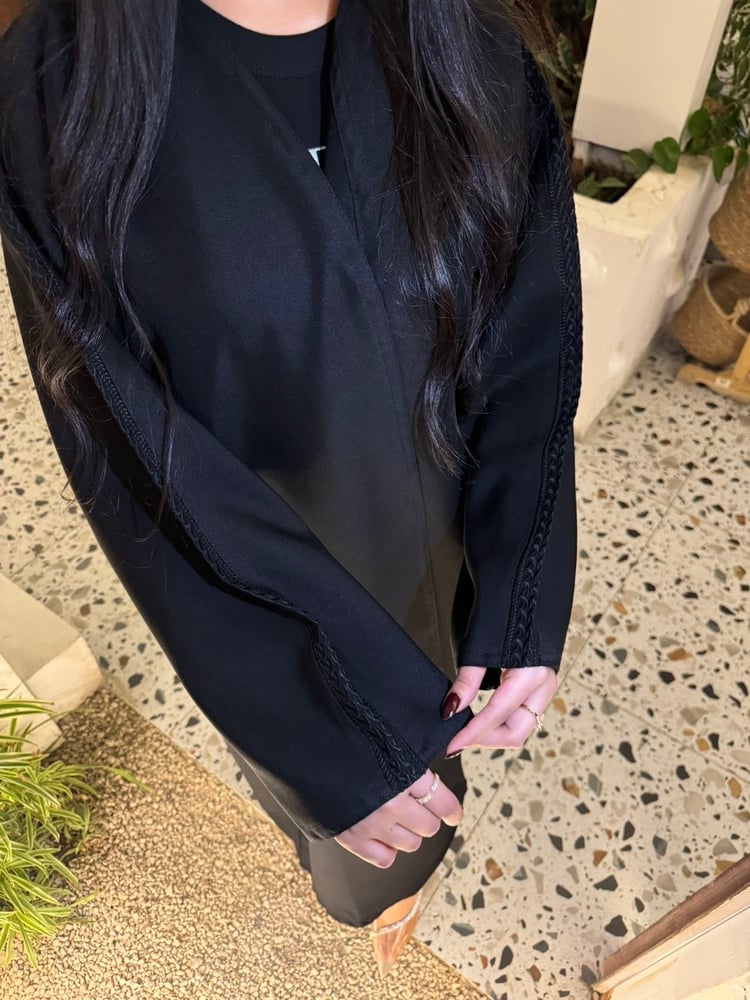 عباية ساده بتدخيلة على الكم