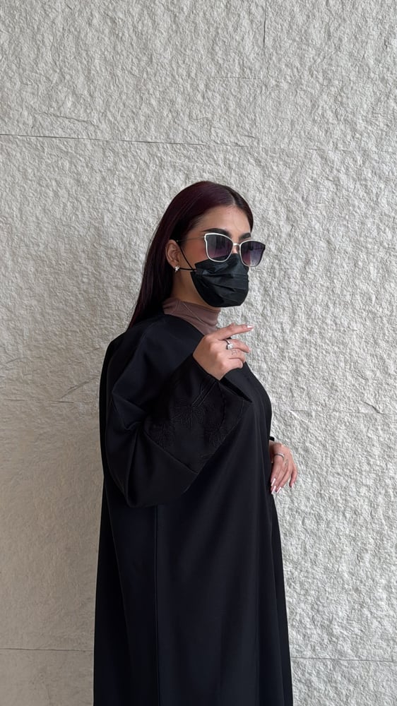 عباية ساده بتدخيلة على الكم بلون اسود