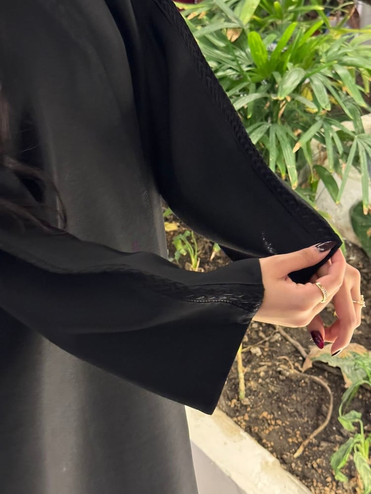 عباية ساده بتدخيلة على الكم