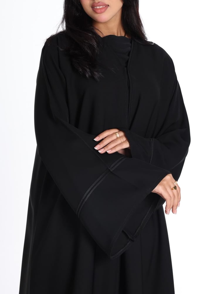 عباية لفّة سادة — أناقة بلا تعقيد