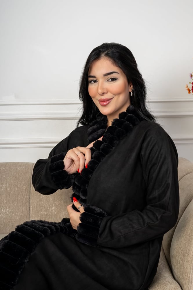 عبايه شتويه بتخيله ياقه بلملمس الفرو الناعه