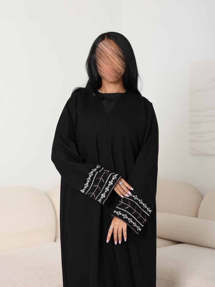 عباية ساده بتدخيلة على الكم بلون ابيض