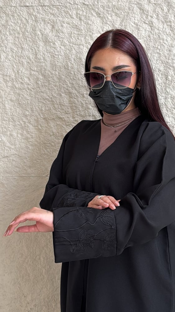 عباية ساده بتدخيلة على الكم بلون اسود
