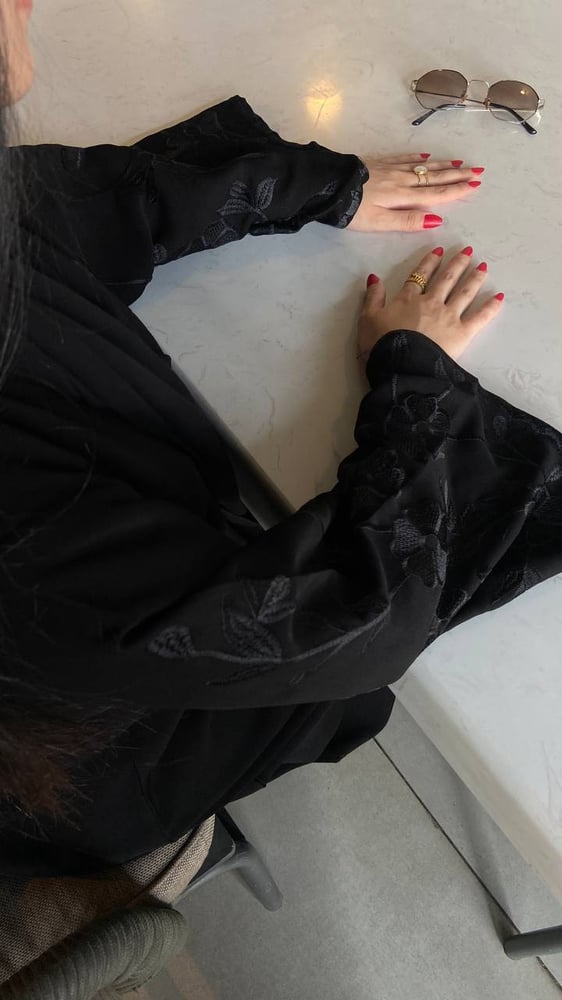 عباية تالا عباية عميلة باكمام مطرزه بلون الأسود_رقم الموديل :150