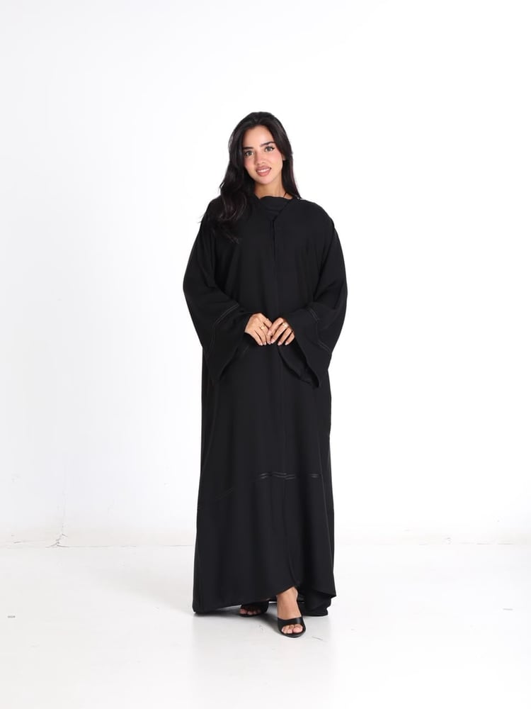 عباية لفّة سادة — أناقة بلا تعقيد