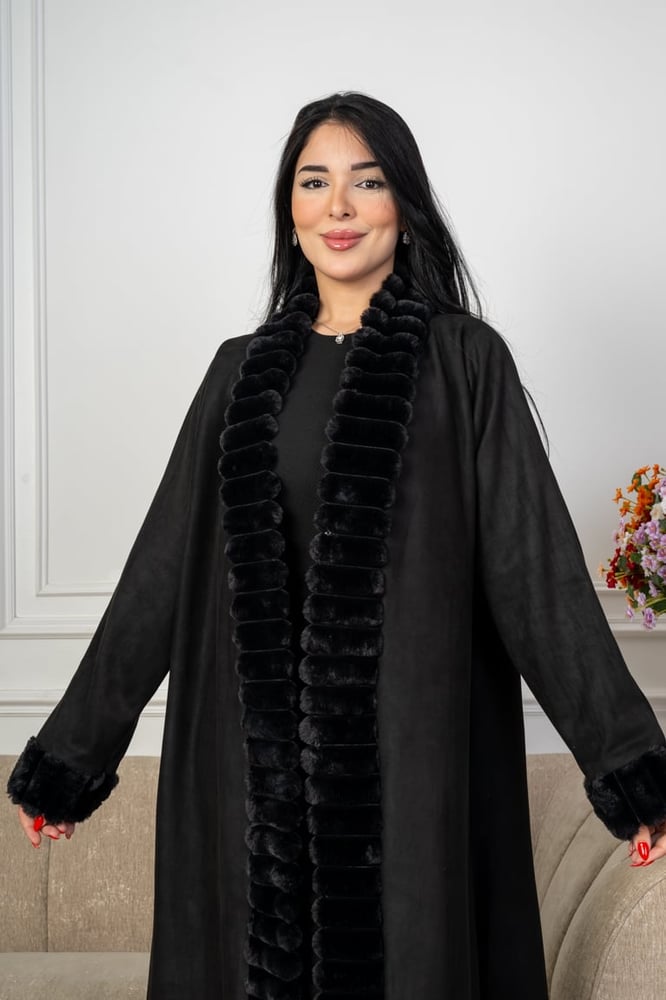 عبايه شتويه بتخيله ياقه بلملمس الفرو الناعه