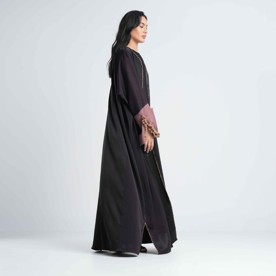 عباية كلوش كريب ساتان مع كروشية يدوي