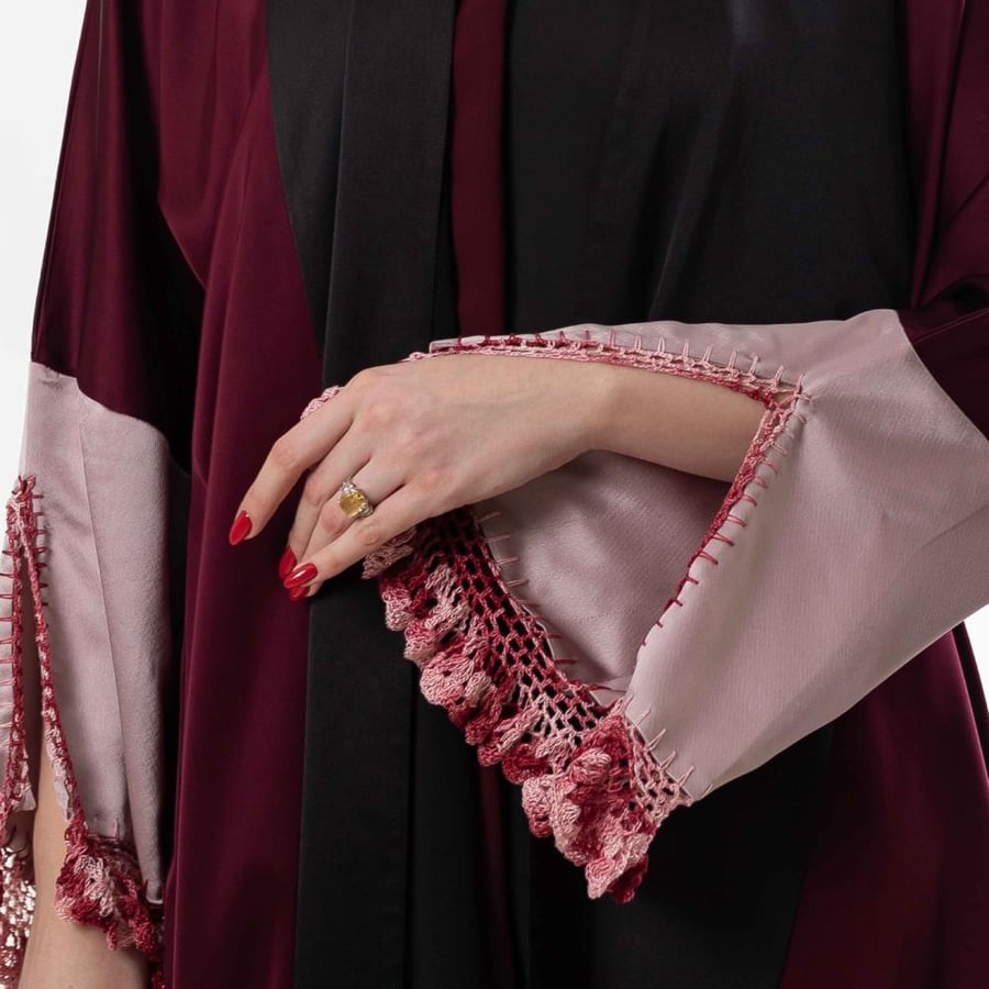 عباية نصف بشت كريب مع اكمام كروشية يدوي